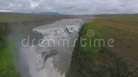 冰岛瀑布海鸥的鸟瞰图安德列夫视频的预览图