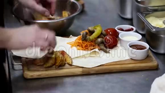 自制泡菜配炸土豆视频的预览图