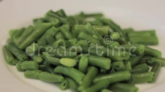 在白色盘子上用叉子吃熟的绿豆视频的预览图