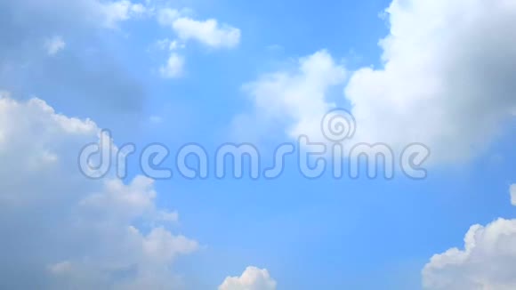 飘雨的云彩在移动蓬松的白云蓝天的时间流逝移动云背景美丽的云景与大视频的预览图