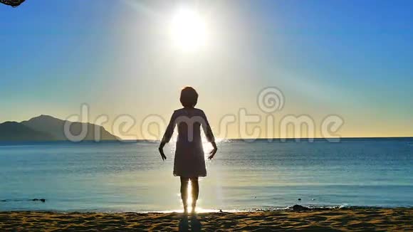 海洋日出海滩上的女孩迎接日出视频的预览图