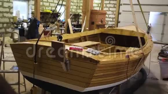 车间内的木船视频的预览图