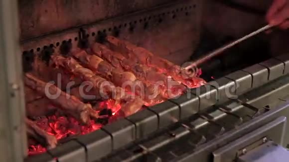 厨师在餐馆里烤各种肉烤焦视频的预览图