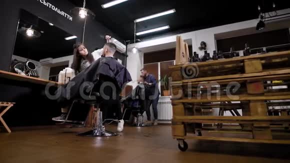 理发店男客户理发的人视频的预览图