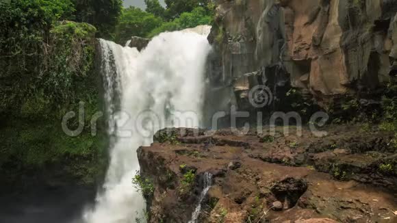 位于巴厘岛乌布德附近的特根甘瀑布瀑布撞击水面巴厘岛最好的旅游胜地之一视频的预览图