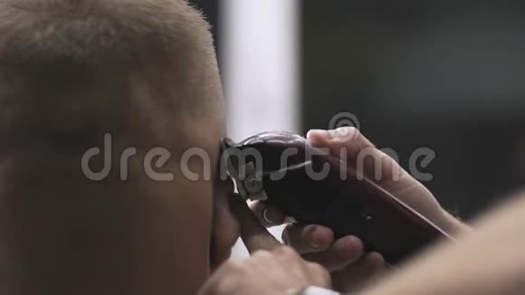 用电动剃须刀关闭男士美发用电动修边器造型视频的预览图
