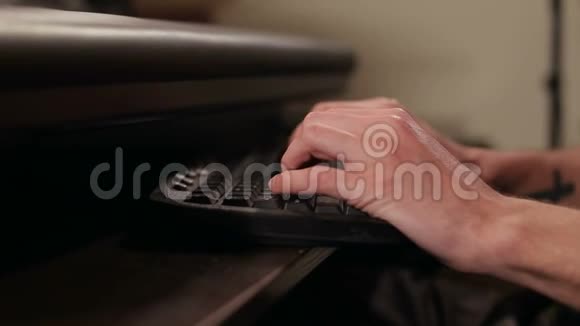 男人的手在键盘上特写视频的预览图