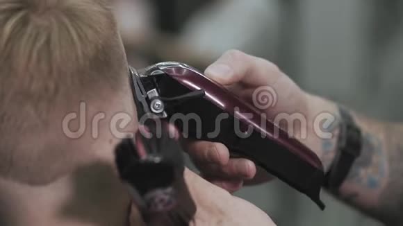 把头发修剪整齐的发型收起来电动剃须刀男式理发视频的预览图