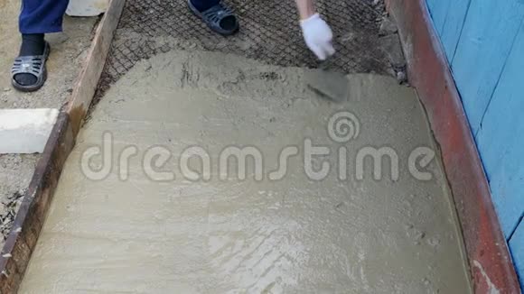 男人用铲子把水泥挖出来视频的预览图
