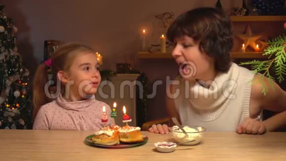 母亲和女儿吹掉了圣诞蜡烛视频的预览图