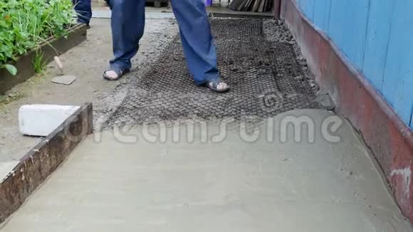 人把水泥从桶里倒出来视频的预览图