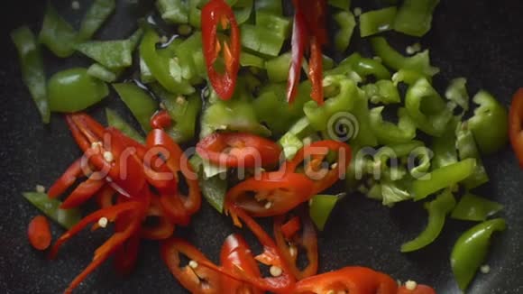 煎锅里的青椒和红椒视频视频的预览图
