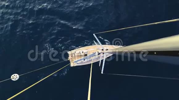 从桅杆顶部射出的极端帆船视频的预览图
