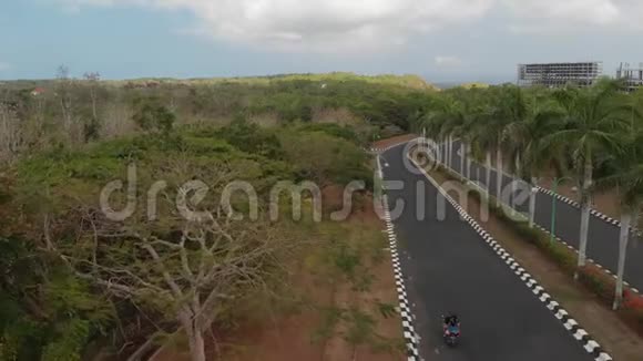 4K航空无人机镜头的夫妇骑滑板车巴厘岛视频的预览图
