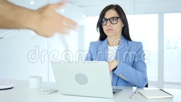 女人对工作中愤怒的老板的反应视频的预览图
