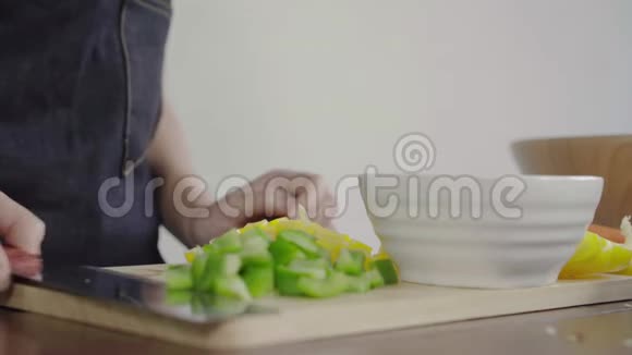 在砧板上做沙拉健康食品和剁椒的首席女性视频的预览图