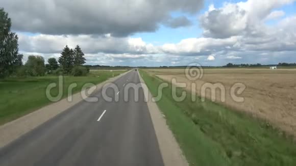 从公共汽车车窗看到沥青路面速度背景视频的预览图