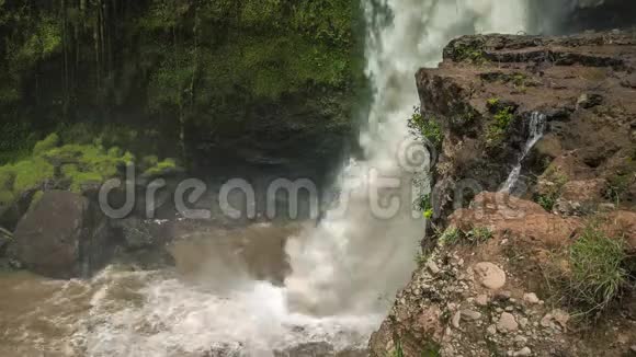 位于巴厘岛乌布德附近的特根甘瀑布瀑布撞击水面巴厘岛最好的旅游胜地之一视频的预览图