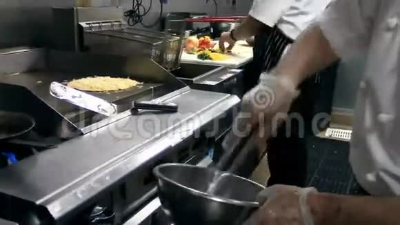 厨师在餐厅准备和烹饪视频的预览图