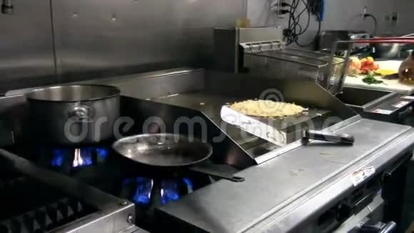 厨师在餐厅准备和烹饪视频的预览图