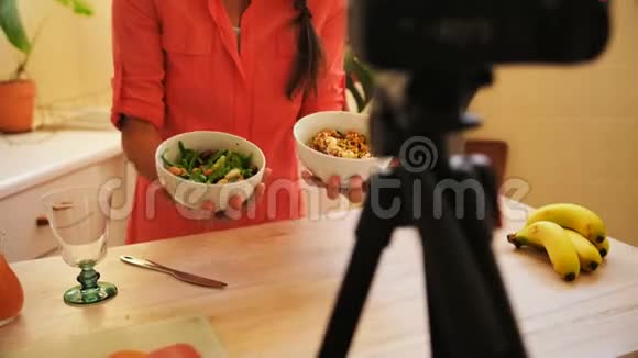 女视频博主录制视频食物视频的预览图