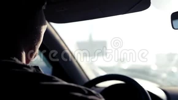 车上的人紧紧抓住方向盘阳光灿烂镜头的反射作用在视频的预览图