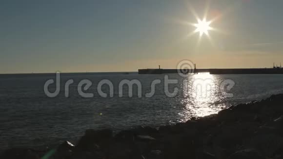 在日落的灯光下有海浪的码头视频的预览图
