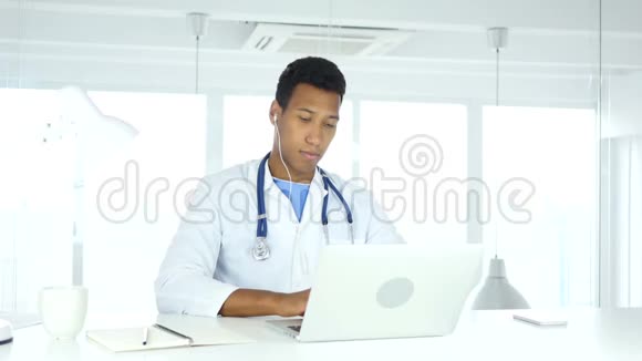 非裔美国医生与病人交谈在笔记本电脑上在线视频聊天视频的预览图