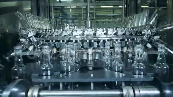 空玻璃瓶沿着一个工业运输工具移动视频的预览图