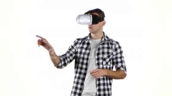 人在虚拟现实眼镜中与文件一起工作白色背景视频的预览图