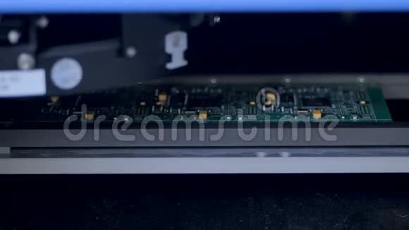 一台电动印刷电路板质量控制视频的预览图