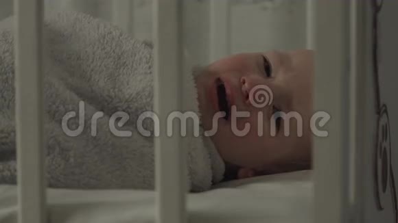 小男孩在婴儿床上哭生活很艰难视频的预览图