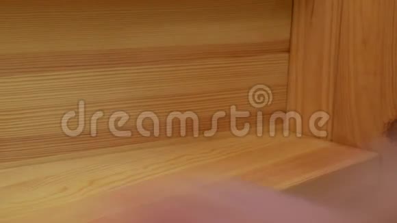 用砂纸打磨楼梯板的木质台阶视频的预览图