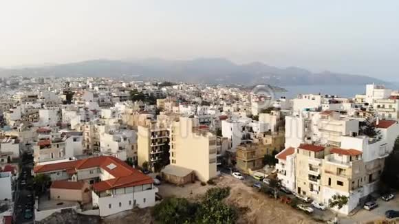 阴天时鸟瞰城市AgiosNikolaos海边的城市4K视频的预览图