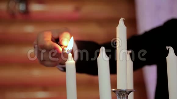 手点燃宴会桌上的蜡烛灯视频的预览图