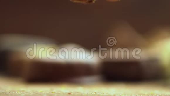 手工制作的巧克力糖果落在木制背景上美味的糖果在缓慢运动的UHD视频的预览图