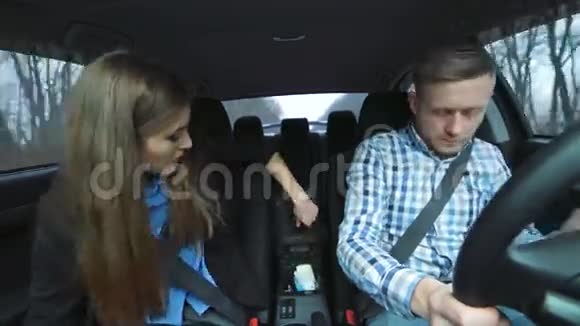 女孩给在车里打喷嚏的男孩餐巾视频的预览图