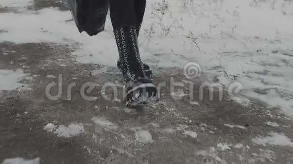 穿着黑裤子和黑岩鞋走路雪视频的预览图