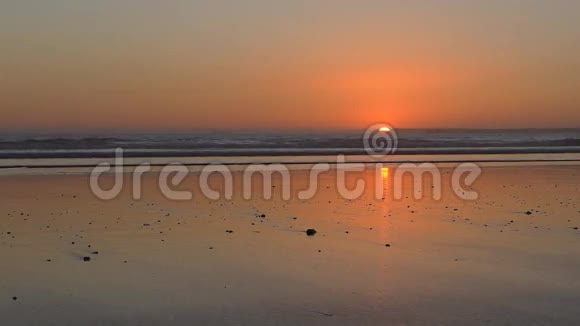 日落时平坦的海滩视频的预览图