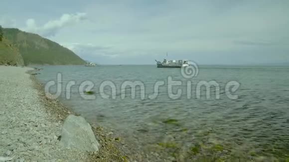 贝加尔湖海岸岩石海岸和悬崖景观纯净的水海浪视频的预览图