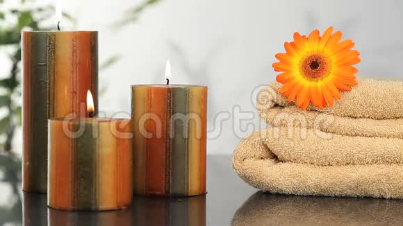 在蜡烛毛巾和向日葵上靠近视频的预览图