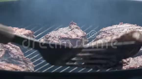 男人手在烤架上煮牛排视频的预览图