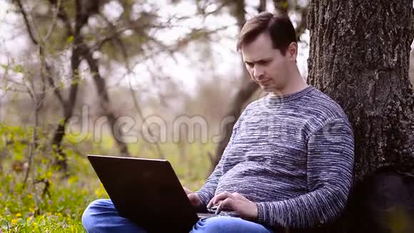 一个人坐在电脑前休息视频的预览图