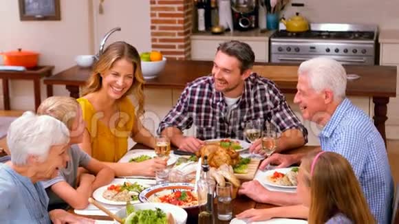 可爱的家人在家吃一顿丰盛的晚餐视频的预览图