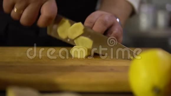 厨师把厨房里的一个大南瓜切成小块特写用来煮汤视频的预览图