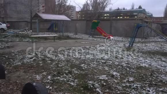 俄罗斯省城市庭院初雪视频的预览图