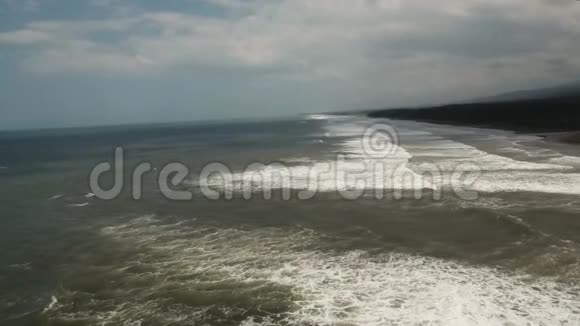 沙滩暴风雨天气海浪印度尼西亚巴厘视频的预览图