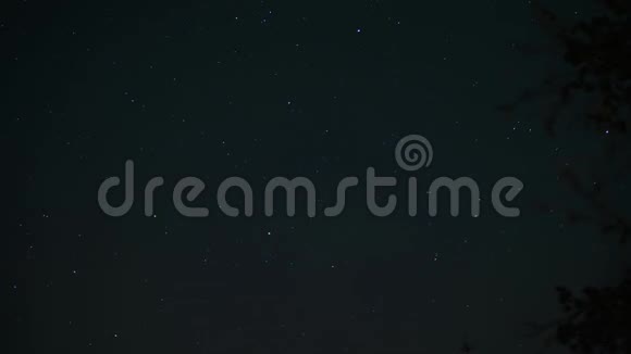 星光弥漫的夜晚时光上的浅光视频的预览图