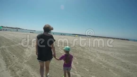 母亲和女儿走向大海视频的预览图