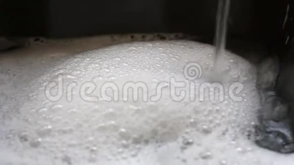 盛有自来水的碗和洗涤液以产生气泡视频的预览图